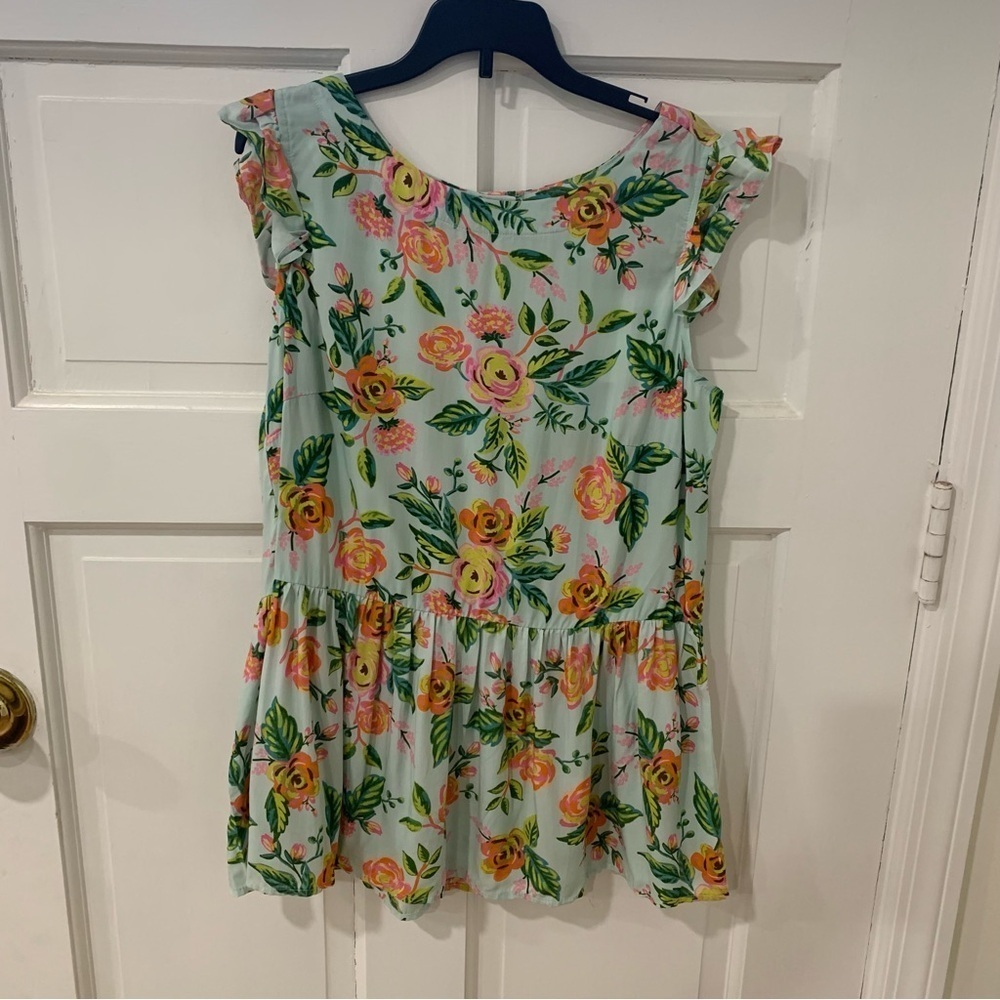 Haley and the Hound Floral Print Button Back Ruffle Bottom Blouse Size Medium‎